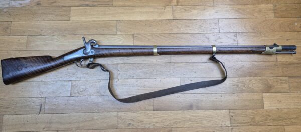 Rare fusil d'infanterie de Marine Modèle 1842 T (pas T bis) - Manufacture Royale de Tulle 1847 – Modifié rayures et réparé à Tulle en 1861 - Macaron bien lisible et arme homogène - Magnifique bois avec beaux poinçons -  Bon canon et état mécanique - TBE+ – Image 2