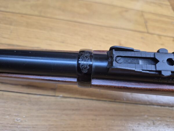  Splendide Carabine Springfield Trapdoor Model 1873 – Officer Model – Fabrication US par Harrington &Richardson – Arme de 1973 – Calibre 45-70 Gvt – L'arme de Little Big Horn – Finitions superbes – Bois de première qualité et pièces métalliques jaspées – Mécanique au top – Canon 22 pouces neuf – TBE+++ – Image 24