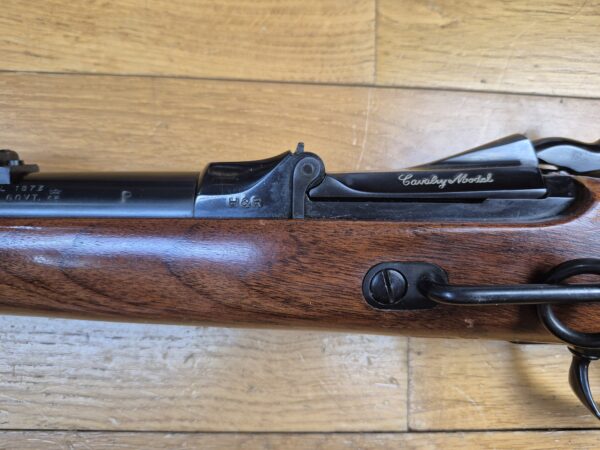  Splendide Carabine Springfield Trapdoor Model 1873 – Officer Model – Fabrication US par Harrington &Richardson – Arme de 1973 – Calibre 45-70 Gvt – L'arme de Little Big Horn – Finitions superbes – Bois de première qualité et pièces métalliques jaspées – Mécanique au top – Canon 22 pouces neuf – TBE+++ – Image 34