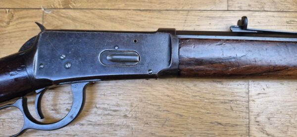 Belle et rare Winchester Model 1894 – Version rifle à canon octogonal (!) – Fabrication Winchester New Haven de ... 1896 ! – Une des toutes premières ! – Cal.38-55WCF PN! – POUDRE NOIRE – Beaux Bois – Canon superbe – Mécanisme intraitable – Très beaux marquages sur beau bronzage - Arme à nettoyer en excellent état ! – TBE + – Image 6