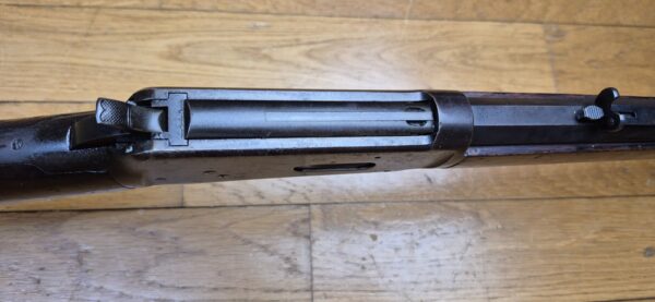 Belle et rare Winchester Model 1894 – Version rifle à canon octogonal (!) – Fabrication Winchester New Haven de ... 1896 ! – Une des toutes premières ! – Cal.38-55WCF PN! – POUDRE NOIRE – Beaux Bois – Canon superbe – Mécanisme intraitable – Très beaux marquages sur beau bronzage - Arme à nettoyer en excellent état ! – TBE + – Image 22