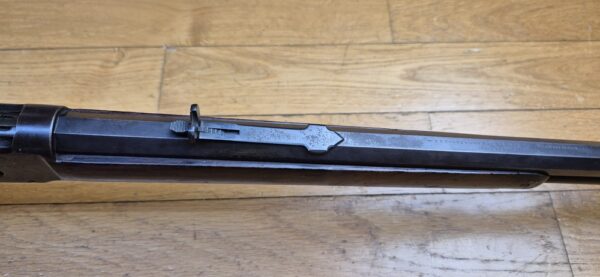 Belle et rare Winchester Model 1894 – Version rifle à canon octogonal (!) – Fabrication Winchester New Haven de ... 1896 ! – Une des toutes premières ! – Cal.38-55WCF PN! – POUDRE NOIRE – Beaux Bois – Canon superbe – Mécanisme intraitable – Très beaux marquages sur beau bronzage - Arme à nettoyer en excellent état ! – TBE + – Image 23