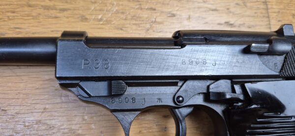 Très beau Pistolet Walther P38 - Fabrication Walther Zella Mehlis en Code AC - Arme d'octobre 1944 - Bronzage d'origine à 99,5% - Mécanique impeccable - Beau canon miroir - 100%  pièces d'origine - Mono-matricule sauf chargeur - Excellent état - TBE++ – Image 8