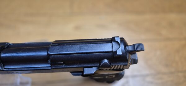 Très beau Pistolet Walther P38 - Fabrication Walther Zella Mehlis en Code AC - Arme d'octobre 1944 - Bronzage d'origine à 99,5% - Mécanique impeccable - Beau canon miroir - 100%  pièces d'origine - Mono-matricule sauf chargeur - Excellent état - TBE++ – Image 18