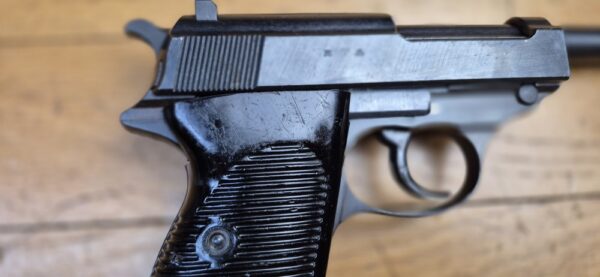Très beau Pistolet Walther P38 - Fabrication Walther Zella Mehlis en Code AC - Arme d'octobre 1944 - Bronzage d'origine à 99,5% - Mécanique impeccable - Beau canon miroir - 100%  pièces d'origine - Mono-matricule sauf chargeur - Excellent état - TBE++ – Image 23