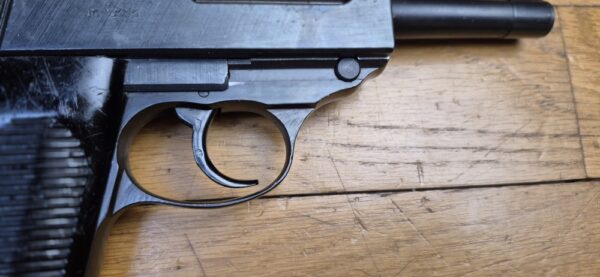 Très beau Pistolet Walther P38 - Fabrication Walther Zella Mehlis en Code AC - Arme d'octobre 1944 - Bronzage d'origine à 99,5% - Mécanique impeccable - Beau canon miroir - 100%  pièces d'origine - Mono-matricule sauf chargeur - Excellent état - TBE++ – Image 25