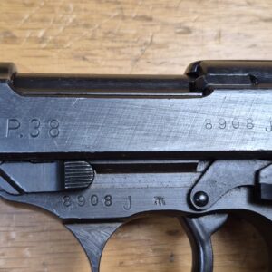 Très beau Pistolet Walther P38 - Fabrication Walther Zella Mehlis en Code AC - Arme d'octobre 1944 - Bronzage d'origine à 99,5% - Mécanique impeccable - Beau canon miroir - 100%  pièces d'origine - Mono-matricule sauf chargeur - Excellent état - TBE++