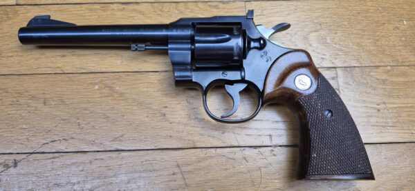 Mythique revolver Colt Officer Model Match - Cal. 22LR - Canon lourd - Arme de Hartford en 1966 - Esthétique et mécanique de pointe - Pièce rare dédiée au tir et à l'entrainement dans une fabrication de très grande qualité - Excellent état proche du neuf - TBE +++ – Image 2
