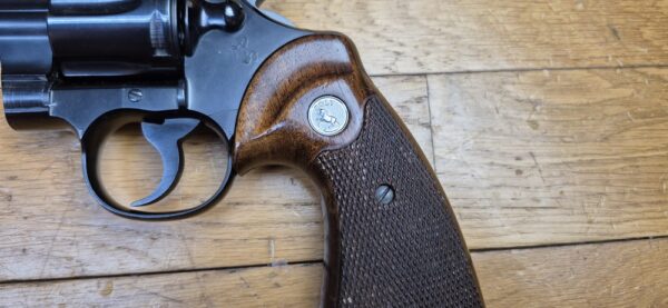Mythique revolver Colt Officer Model Match - Cal. 22LR - Canon lourd - Arme de Hartford en 1966 - Esthétique et mécanique de pointe - Pièce rare dédiée au tir et à l'entrainement dans une fabrication de très grande qualité - Excellent état proche du neuf - TBE +++ – Image 4
