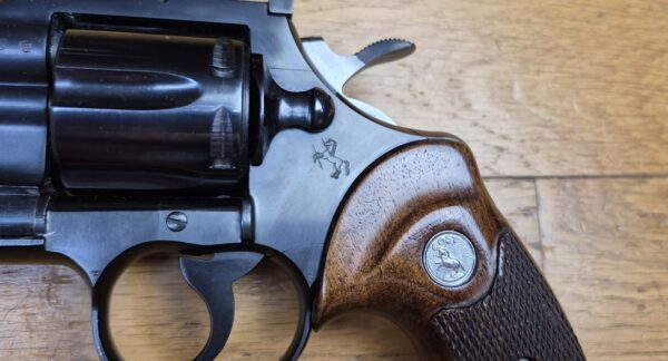 Mythique revolver Colt Officer Model Match - Cal. 22LR - Canon lourd - Arme de Hartford en 1966 - Esthétique et mécanique de pointe - Pièce rare dédiée au tir et à l'entrainement dans une fabrication de très grande qualité - Excellent état proche du neuf - TBE +++ – Image 5