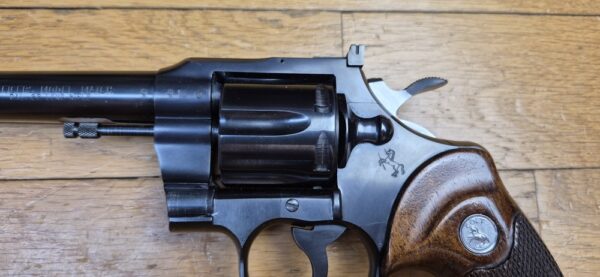 Mythique revolver Colt Officer Model Match - Cal. 22LR - Canon lourd - Arme de Hartford en 1966 - Esthétique et mécanique de pointe - Pièce rare dédiée au tir et à l'entrainement dans une fabrication de très grande qualité - Excellent état proche du neuf - TBE +++ – Image 6