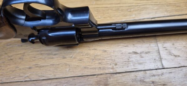 Mythique revolver Colt Officer Model Match - Cal. 22LR - Canon lourd - Arme de Hartford en 1966 - Esthétique et mécanique de pointe - Pièce rare dédiée au tir et à l'entrainement dans une fabrication de très grande qualité - Excellent état proche du neuf - TBE +++ – Image 9