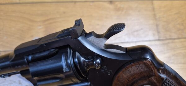 Mythique revolver Colt Officer Model Match - Cal. 22LR - Canon lourd - Arme de Hartford en 1966 - Esthétique et mécanique de pointe - Pièce rare dédiée au tir et à l'entrainement dans une fabrication de très grande qualité - Excellent état proche du neuf - TBE +++ – Image 12