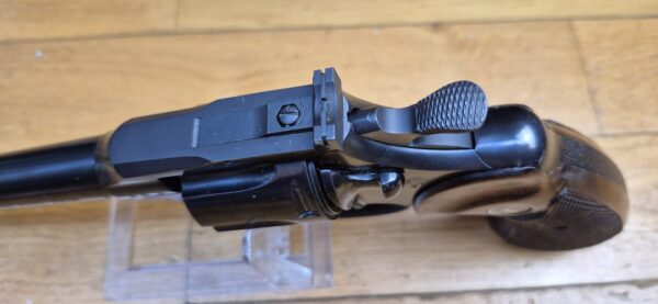Mythique revolver Colt Officer Model Match - Cal. 22LR - Canon lourd - Arme de Hartford en 1966 - Esthétique et mécanique de pointe - Pièce rare dédiée au tir et à l'entrainement dans une fabrication de très grande qualité - Excellent état proche du neuf - TBE +++ – Image 13
