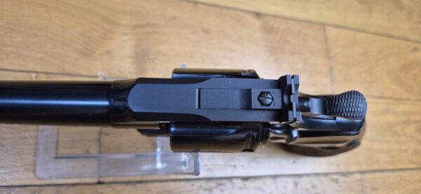 Mythique revolver Colt Officer Model Match - Cal. 22LR - Canon lourd - Arme de Hartford en 1966 - Esthétique et mécanique de pointe - Pièce rare dédiée au tir et à l'entrainement dans une fabrication de très grande qualité - Excellent état proche du neuf - TBE +++ – Image 14