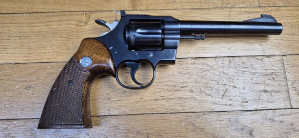 Mythique revolver Colt Officer Model Match - Cal. 22LR - Canon lourd - Arme de Hartford en 1966 - Esthétique et mécanique de pointe - Pièce rare dédiée au tir et à l'entrainement dans une fabrication de très grande qualité - Excellent état proche du neuf - TBE +++ – Image 16