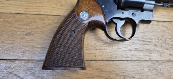 Mythique revolver Colt Officer Model Match - Cal. 22LR - Canon lourd - Arme de Hartford en 1966 - Esthétique et mécanique de pointe - Pièce rare dédiée au tir et à l'entrainement dans une fabrication de très grande qualité - Excellent état proche du neuf - TBE +++ – Image 17