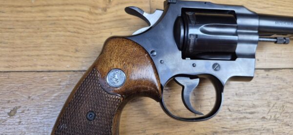 Mythique revolver Colt Officer Model Match - Cal. 22LR - Canon lourd - Arme de Hartford en 1966 - Esthétique et mécanique de pointe - Pièce rare dédiée au tir et à l'entrainement dans une fabrication de très grande qualité - Excellent état proche du neuf - TBE +++ – Image 18