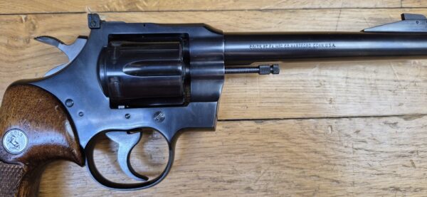 Mythique revolver Colt Officer Model Match - Cal. 22LR - Canon lourd - Arme de Hartford en 1966 - Esthétique et mécanique de pointe - Pièce rare dédiée au tir et à l'entrainement dans une fabrication de très grande qualité - Excellent état proche du neuf - TBE +++ – Image 19