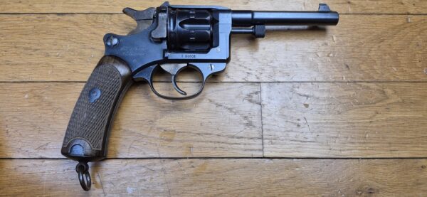 Beau revolver réglementaire modèle 1892 - Courant mais mythique - Apogée du revolver réglementaire Made in France - Calibre 8mm92 - Mono-matricule - Arme de 1910 - Belle mécanique - Beau canon - Étui modèle 1915 de la Grande Guerre - TBE + – Image 2