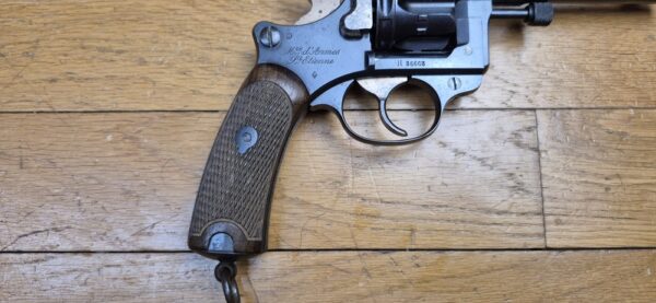 Beau revolver réglementaire modèle 1892 - Courant mais mythique - Apogée du revolver réglementaire Made in France - Calibre 8mm92 - Mono-matricule - Arme de 1910 - Belle mécanique - Beau canon - Étui modèle 1915 de la Grande Guerre - TBE + – Image 3
