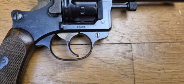 Beau revolver réglementaire modèle 1892 - Courant mais mythique - Apogée du revolver réglementaire Made in France - Calibre 8mm92 - Mono-matricule - Arme de 1910 - Belle mécanique - Beau canon - Étui modèle 1915 de la Grande Guerre - TBE + – Image 6
