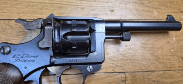 Beau revolver réglementaire modèle 1892 - Courant mais mythique - Apogée du revolver réglementaire Made in France - Calibre 8mm92 - Mono-matricule - Arme de 1910 - Belle mécanique - Beau canon - Étui modèle 1915 de la Grande Guerre - TBE + – Image 7