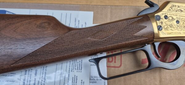 Superbe carabine à levier sous garde Marlin modèle 1894 S – Très rare série commémorative "Shérif Bat Masterson" - Exemplaire 031 sur 500 produites seulement - Arme de 1994 - Poinçon 'JM' pour Marlin par Marlin - Cal.44 mag – 9+1 coups – Bois de noyer de grade supérieur avec plaque de couche amortisseuse maison – Mécanique de rêve – Canon de 51 cm Micro-grooves somptueux – Boite d'origine et documents - Pièce d'exception en état neuf - TBE+++ – Image 5