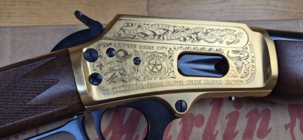 Superbe carabine à levier sous garde Marlin modèle 1894 S – Très rare série commémorative "Shérif Bat Masterson" - Exemplaire 031 sur 500 produites seulement - Arme de 1994 - Poinçon 'JM' pour Marlin par Marlin - Cal.44 mag – 9+1 coups – Bois de noyer de grade supérieur avec plaque de couche amortisseuse maison – Mécanique de rêve – Canon de 51 cm Micro-grooves somptueux – Boite d'origine et documents - Pièce d'exception en état neuf - TBE+++ – Image 6