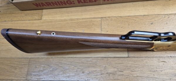 Superbe carabine à levier sous garde Marlin modèle 1894 S – Très rare série commémorative "Shérif Bat Masterson" - Exemplaire 031 sur 500 produites seulement - Arme de 1994 - Poinçon 'JM' pour Marlin par Marlin - Cal.44 mag – 9+1 coups – Bois de noyer de grade supérieur avec plaque de couche amortisseuse maison – Mécanique de rêve – Canon de 51 cm Micro-grooves somptueux – Boite d'origine et documents - Pièce d'exception en état neuf - TBE+++ – Image 12