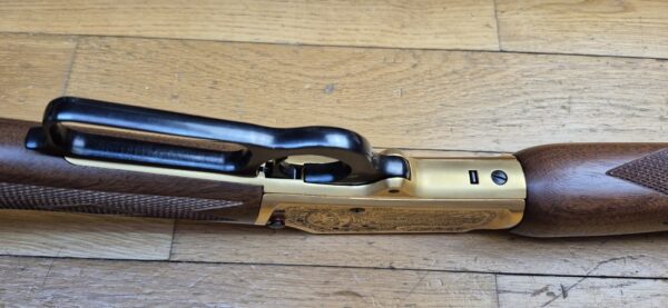Superbe carabine à levier sous garde Marlin modèle 1894 S – Très rare série commémorative "Shérif Bat Masterson" - Exemplaire 031 sur 500 produites seulement - Arme de 1994 - Poinçon 'JM' pour Marlin par Marlin - Cal.44 mag – 9+1 coups – Bois de noyer de grade supérieur avec plaque de couche amortisseuse maison – Mécanique de rêve – Canon de 51 cm Micro-grooves somptueux – Boite d'origine et documents - Pièce d'exception en état neuf - TBE+++ – Image 14