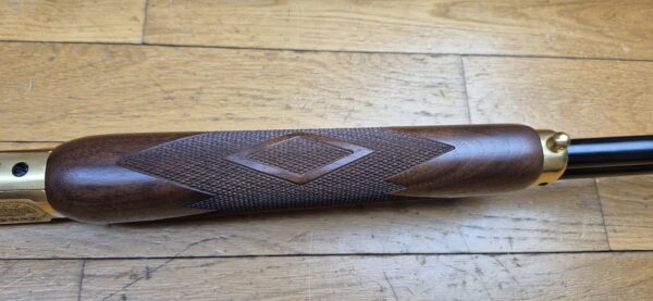Superbe carabine à levier sous garde Marlin modèle 1894 S – Très rare série commémorative "Shérif Bat Masterson" - Exemplaire 031 sur 500 produites seulement - Arme de 1994 - Poinçon 'JM' pour Marlin par Marlin - Cal.44 mag – 9+1 coups – Bois de noyer de grade supérieur avec plaque de couche amortisseuse maison – Mécanique de rêve – Canon de 51 cm Micro-grooves somptueux – Boite d'origine et documents - Pièce d'exception en état neuf - TBE+++ – Image 15