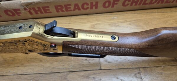 Superbe carabine à levier sous garde Marlin modèle 1894 S – Très rare série commémorative "Shérif Bat Masterson" - Exemplaire 031 sur 500 produites seulement - Arme de 1994 - Poinçon 'JM' pour Marlin par Marlin - Cal.44 mag – 9+1 coups – Bois de noyer de grade supérieur avec plaque de couche amortisseuse maison – Mécanique de rêve – Canon de 51 cm Micro-grooves somptueux – Boite d'origine et documents - Pièce d'exception en état neuf - TBE+++ – Image 19