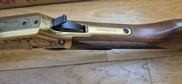 Superbe carabine à levier sous garde Marlin modèle 1894 S – Très rare série commémorative "Shérif Bat Masterson" - Exemplaire 031 sur 500 produites seulement - Arme de 1994 - Poinçon 'JM' pour Marlin par Marlin - Cal.44 mag – 9+1 coups – Bois de noyer de grade supérieur avec plaque de couche amortisseuse maison – Mécanique de rêve – Canon de 51 cm Micro-grooves somptueux – Boite d'origine et documents - Pièce d'exception en état neuf - TBE+++ – Image 20
