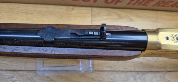Superbe carabine à levier sous garde Marlin modèle 1894 S – Très rare série commémorative "Shérif Bat Masterson" - Exemplaire 031 sur 500 produites seulement - Arme de 1994 - Poinçon 'JM' pour Marlin par Marlin - Cal.44 mag – 9+1 coups – Bois de noyer de grade supérieur avec plaque de couche amortisseuse maison – Mécanique de rêve – Canon de 51 cm Micro-grooves somptueux – Boite d'origine et documents - Pièce d'exception en état neuf - TBE+++ – Image 22