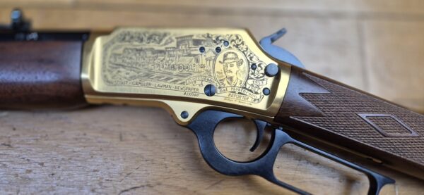 Superbe carabine à levier sous garde Marlin modèle 1894 S – Très rare série commémorative "Shérif Bat Masterson" - Exemplaire 031 sur 500 produites seulement - Arme de 1994 - Poinçon 'JM' pour Marlin par Marlin - Cal.44 mag – 9+1 coups – Bois de noyer de grade supérieur avec plaque de couche amortisseuse maison – Mécanique de rêve – Canon de 51 cm Micro-grooves somptueux – Boite d'origine et documents - Pièce d'exception en état neuf - TBE+++ – Image 29