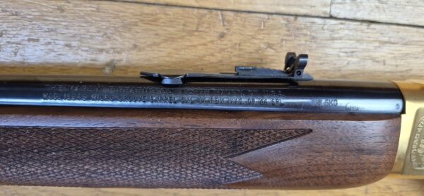 Superbe carabine à levier sous garde Marlin modèle 1894 S – Très rare série commémorative "Shérif Bat Masterson" - Exemplaire 031 sur 500 produites seulement - Arme de 1994 - Poinçon 'JM' pour Marlin par Marlin - Cal.44 mag – 9+1 coups – Bois de noyer de grade supérieur avec plaque de couche amortisseuse maison – Mécanique de rêve – Canon de 51 cm Micro-grooves somptueux – Boite d'origine et documents - Pièce d'exception en état neuf - TBE+++ – Image 33