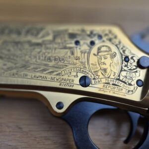 Superbe carabine à levier sous garde Marlin modèle 1894 S – Très rare série commémorative "Shérif Bat Masterson" - Exemplaire 031 sur 500 produites seulement - Arme de 1994 - Poinçon 'JM' pour Marlin par Marlin - Cal.44 mag – 9+1 coups – Bois de noyer de grade supérieur avec plaque de couche amortisseuse maison – Mécanique de rêve – Canon de 51 cm Micro-grooves somptueux – Boite d'origine et documents - Pièce d'exception en état neuf - TBE+++