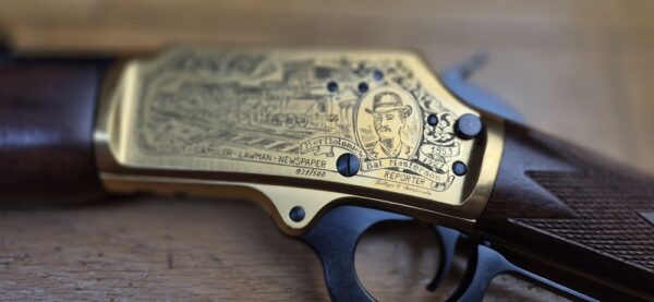 Superbe carabine à levier sous garde Marlin modèle 1894 S – Très rare série commémorative "Shérif Bat Masterson" - Exemplaire 031 sur 500 produites seulement - Arme de 1994 - Poinçon 'JM' pour Marlin par Marlin - Cal.44 mag – 9+1 coups – Bois de noyer de grade supérieur avec plaque de couche amortisseuse maison – Mécanique de rêve – Canon de 51 cm Micro-grooves somptueux – Boite d'origine et documents - Pièce d'exception en état neuf - TBE+++