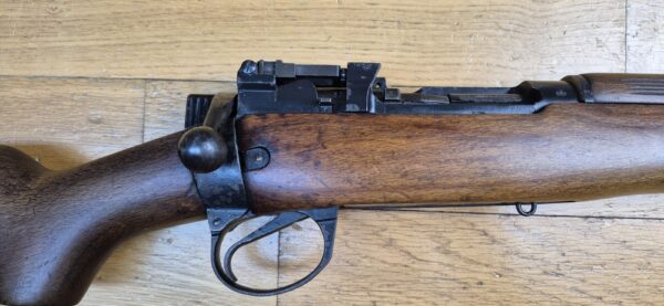 Beau Fusil Lee-Enfield N°8 MKI - Arme d'entrainement réglementaire britannique - Cal .22LR - Fabrication Fazakerley de 1952 - Bel exemplaire militaire "civilisé" - Dioptre militaire de qualité - Très beau canon et bonne mécanique - beau bois - TBE – Image 4