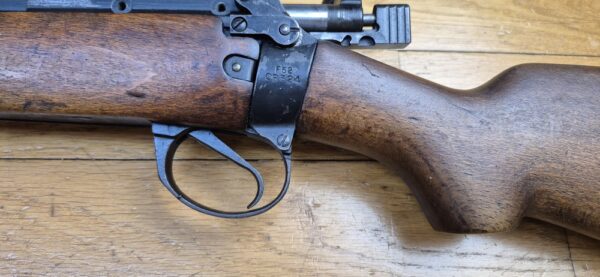 Beau Fusil Lee-Enfield N°8 MKI - Arme d'entrainement réglementaire britannique - Cal .22LR - Fabrication Fazakerley de 1952 - Bel exemplaire militaire "civilisé" - Dioptre militaire de qualité - Très beau canon et bonne mécanique - beau bois - TBE – Image 24