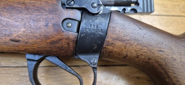 Beau Fusil Lee-Enfield N°8 MKI - Arme d'entrainement réglementaire britannique - Cal .22LR - Fabrication Fazakerley de 1952 - Bel exemplaire militaire "civilisé" - Dioptre militaire de qualité - Très beau canon et bonne mécanique - beau bois - TBE – Image 25