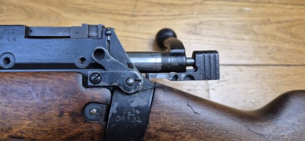 Beau Fusil Lee-Enfield N°8 MKI - Arme d'entrainement réglementaire britannique - Cal .22LR - Fabrication Fazakerley de 1952 - Bel exemplaire militaire "civilisé" - Dioptre militaire de qualité - Très beau canon et bonne mécanique - beau bois - TBE – Image 26