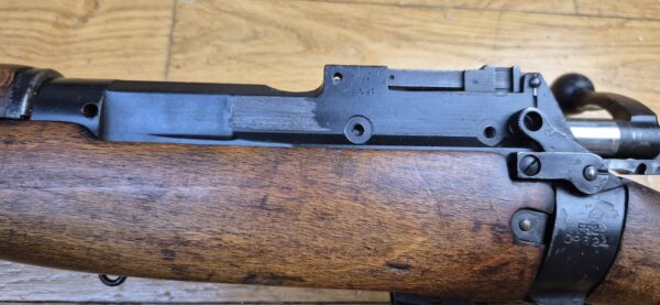 Beau Fusil Lee-Enfield N°8 MKI - Arme d'entrainement réglementaire britannique - Cal .22LR - Fabrication Fazakerley de 1952 - Bel exemplaire militaire "civilisé" - Dioptre militaire de qualité - Très beau canon et bonne mécanique - beau bois - TBE – Image 27