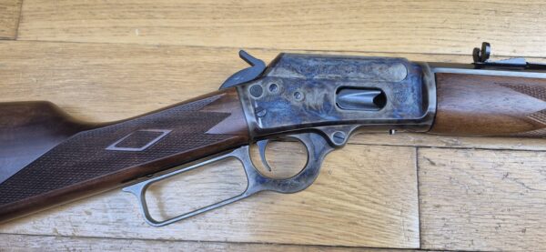 Exceptionnelle carabine à levier sous garde Marlin modèle 1894 S – Rare série commémorative "1894 CENTURY LIMITED" - Exemplaire 2.152 sur 2.500 produites seulement - Arme de 1994 - Poinçon 'JM' pour Marlin par Marlin - Cal. .44-40WCF – 9+1 coups – Bois de noyer de grade supérieur – Mécanique de rêve – Canon de 62 cm Micro-grooves somptueux – Boite d'origine en TBE ausssi et documents - Pièce d'exception en état neuf - TBE+++ – Image 4