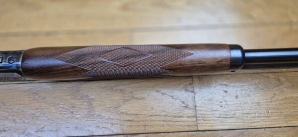 Exceptionnelle carabine à levier sous garde Marlin modèle 1894 S – Rare série commémorative "1894 CENTURY LIMITED" - Exemplaire 2.152 sur 2.500 produites seulement - Arme de 1994 - Poinçon 'JM' pour Marlin par Marlin - Cal. .44-40WCF – 9+1 coups – Bois de noyer de grade supérieur – Mécanique de rêve – Canon de 62 cm Micro-grooves somptueux – Boite d'origine en TBE ausssi et documents - Pièce d'exception en état neuf - TBE+++ – Image 13