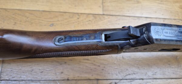 Exceptionnelle carabine à levier sous garde Marlin modèle 1894 S – Rare série commémorative "1894 CENTURY LIMITED" - Exemplaire 2.152 sur 2.500 produites seulement - Arme de 1994 - Poinçon 'JM' pour Marlin par Marlin - Cal. .44-40WCF – 9+1 coups – Bois de noyer de grade supérieur – Mécanique de rêve – Canon de 62 cm Micro-grooves somptueux – Boite d'origine en TBE ausssi et documents - Pièce d'exception en état neuf - TBE+++ – Image 17