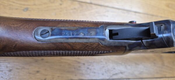 Exceptionnelle carabine à levier sous garde Marlin modèle 1894 S – Rare série commémorative "1894 CENTURY LIMITED" - Exemplaire 2.152 sur 2.500 produites seulement - Arme de 1994 - Poinçon 'JM' pour Marlin par Marlin - Cal. .44-40WCF – 9+1 coups – Bois de noyer de grade supérieur – Mécanique de rêve – Canon de 62 cm Micro-grooves somptueux – Boite d'origine en TBE ausssi et documents - Pièce d'exception en état neuf - TBE+++ – Image 18