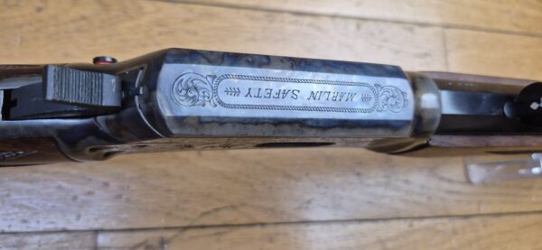Exceptionnelle carabine à levier sous garde Marlin modèle 1894 S – Rare série commémorative "1894 CENTURY LIMITED" - Exemplaire 2.152 sur 2.500 produites seulement - Arme de 1994 - Poinçon 'JM' pour Marlin par Marlin - Cal. .44-40WCF – 9+1 coups – Bois de noyer de grade supérieur – Mécanique de rêve – Canon de 62 cm Micro-grooves somptueux – Boite d'origine en TBE ausssi et documents - Pièce d'exception en état neuf - TBE+++ – Image 19