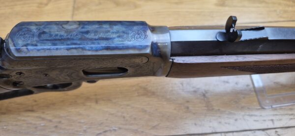 Exceptionnelle carabine à levier sous garde Marlin modèle 1894 S – Rare série commémorative "1894 CENTURY LIMITED" - Exemplaire 2.152 sur 2.500 produites seulement - Arme de 1994 - Poinçon 'JM' pour Marlin par Marlin - Cal. .44-40WCF – 9+1 coups – Bois de noyer de grade supérieur – Mécanique de rêve – Canon de 62 cm Micro-grooves somptueux – Boite d'origine en TBE ausssi et documents - Pièce d'exception en état neuf - TBE+++ – Image 20